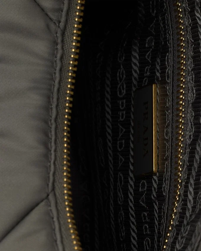 Τσάντα ώμου με επένδυση από Re-Nylon Τσάντα ώμου με επένδυση από Re-Nylon