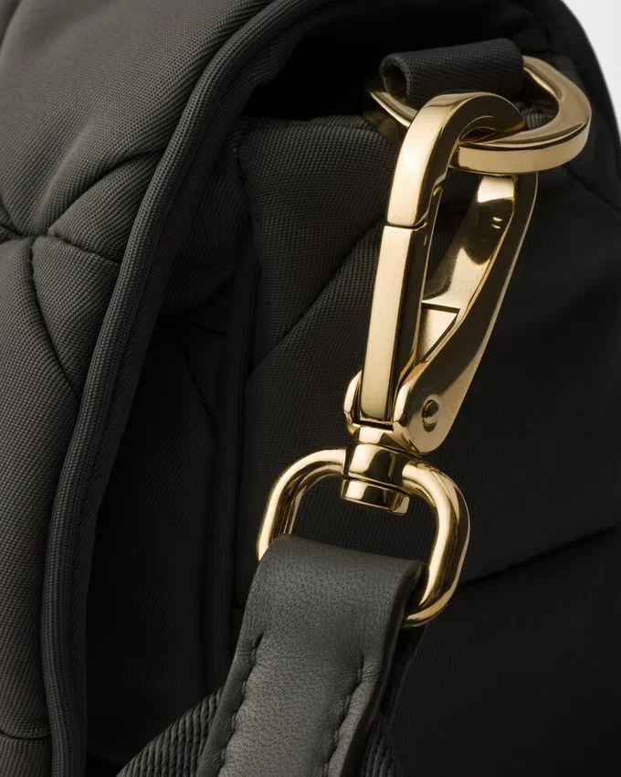 Τσάντα ώμου με επένδυση από Re-Nylon Τσάντα ώμου με επένδυση από Re-Nylon