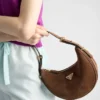 Τσάντα ώμου Prada Arqua από σουέτ Τσάντα ώμου Prada Arqua από σουέτ