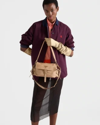 Τσάντα ώμου Prada Explore Medium από δέρμα Nappa με πτερύγιο