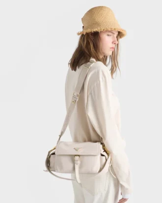 Τσάντα ώμου Prada Explore Medium από δέρμα Nappa με πτερύγιο