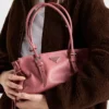 Τσάντα Prada Bonnie Medium από δέρμα με παλαιωμένη όψη Τσάντα Prada Bonnie Medium από δέρμα με παλαιωμένη όψη