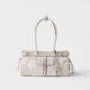 Τσάντα Prada Bonnie Medium από λινό με τύπωμα και δέρμα Τσάντα Prada Bonnie Medium από λινό με τύπωμα και δέρμα
