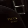 Τσάντα Prada Buckle από σουέτ με ζώνη Τσάντα Prada Buckle από σουέτ με ζώνη