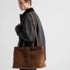 Τσάντα Prada Buckle από σουέτ με ζώνη Τσάντα Prada Buckle από σουέτ με ζώνη