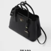Τσάντα Prada Double Medium από δέρμα Saffiano Τσάντα Prada Double Medium από δέρμα Saffiano