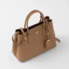 Τσάντα Prada Double Medium από δέρμα Saffiano Τσάντα Prada Double Medium από δέρμα Saffiano