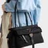 Τσάντα Prada Explore Medium από Re-Nylon και δέρμα Τσάντα Prada Explore Medium από Re-Nylon και δέρμα