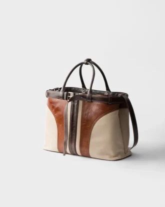 Τσάντα Prada με αγκράφα από παλαιωμένο δέρμα και ζώνη Τσάντα Prada με αγκράφα από παλαιωμένο δέρμα και ζώνη