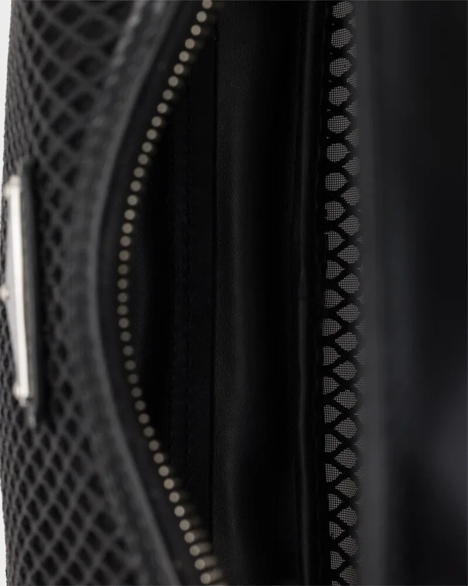 Τσάντα Prada Re-Edition 2005 από πλέγμα και βουρτσισμένο δέρμα Τσάντα Prada Re-Edition 2005 από πλέγμα και βουρτσισμένο δέρμα