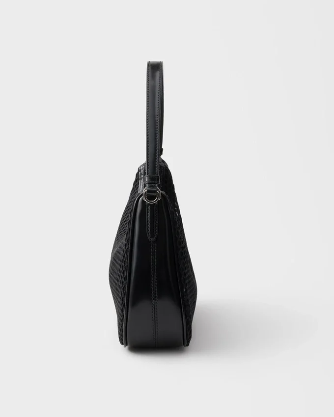 Τσάντα Prada Re-Edition 2005 από πλέγμα και βουρτσισμένο δέρμα Τσάντα Prada Re-Edition 2005 από πλέγμα και βουρτσισμένο δέρμα