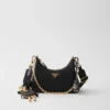 Τσάντα Prada Re-Edition 2005 από Re-Nylon και δέρμα Saffiano με διακοσμητικό στοιχείο Τσάντα Prada Re-Edition 2005 από Re-Nylon και δέρμα Saffiano με διακοσμητικό στοιχείο