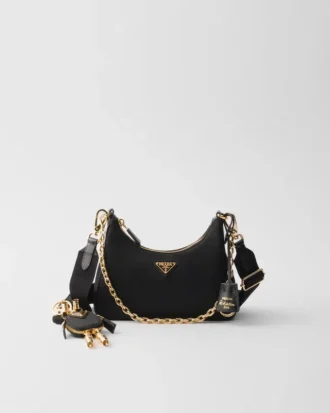 Τσάντα Prada Re-Edition 2005 από Re-Nylon και δέρμα Saffiano με διακοσμητικό στοιχείο