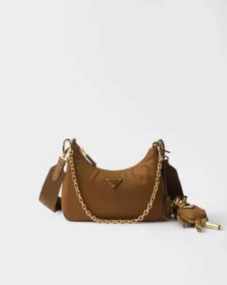 Τσάντα Prada Re-Edition 2005 από Re-Nylon και δέρμα Saffiano με διακοσμητικό στοιχείο