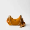 Τσάντα Prada Re-Edition 2005 από Re-Nylon και δέρμα Saffiano με διακοσμητικό στοιχείο Τσάντα Prada Re-Edition 2005 από Re-Nylon και δέρμα Saffiano με διακοσμητικό στοιχείο