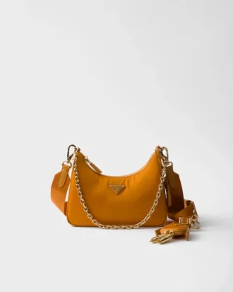 Τσάντα Prada Re-Edition 2005 από Re-Nylon και δέρμα Saffiano με διακοσμητικό στοιχείο
