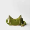 Τσάντα Prada Re-Edition 2005 από Re-Nylon και δέρμα Saffiano με διακοσμητικό στοιχείο Τσάντα Prada Re-Edition 2005 από Re-Nylon και δέρμα Saffiano με διακοσμητικό στοιχείο