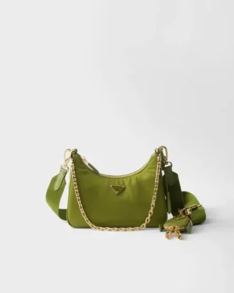 Τσάντα Prada Re-Edition 2005 από Re-Nylon και δέρμα Saffiano με διακοσμητικό στοιχείο