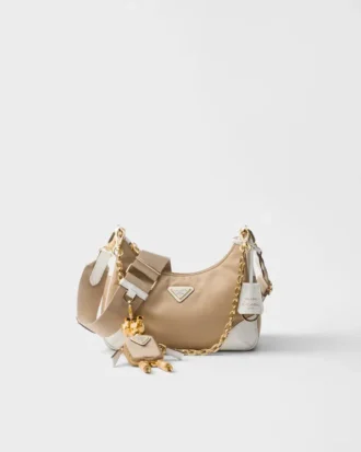 Τσάντα Prada Re-Edition 2005 από Re-Nylon και δέρμα Saffiano με διακοσμητικό στοιχείο