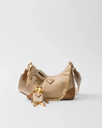 Τσάντα Prada Re-Edition 2005 από Re-Nylon και δέρμα Saffiano με διακοσμητικό στοιχείο