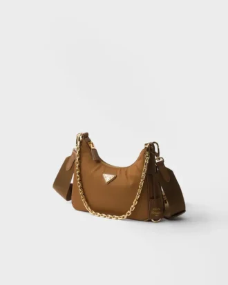 Τσάντα Prada Re-Edition 2005 από Re-Nylon και δέρμα Saffiano με διακοσμητικό στοιχείο