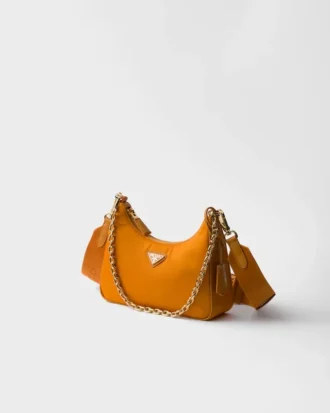 Τσάντα Prada Re-Edition 2005 από Re-Nylon και δέρμα Saffiano με διακοσμητικό στοιχείο
