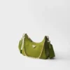 Τσάντα Prada Re-Edition 2005 από Re-Nylon και δέρμα Saffiano με διακοσμητικό στοιχείο Τσάντα Prada Re-Edition 2005 από Re-Nylon και δέρμα Saffiano με διακοσμητικό στοιχείο