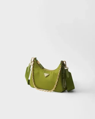 Τσάντα Prada Re-Edition 2005 από Re-Nylon και δέρμα Saffiano με διακοσμητικό στοιχείο