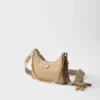 Τσάντα Prada Re-Edition 2005 από Re-Nylon και δέρμα Saffiano με διακοσμητικό στοιχείο Τσάντα Prada Re-Edition 2005 από Re-Nylon και δέρμα Saffiano με διακοσμητικό στοιχείο