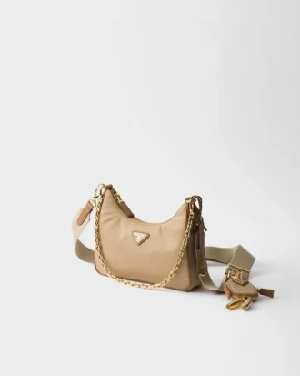 Τσάντα Prada Re-Edition 2005 από Re-Nylon και δέρμα Saffiano με διακοσμητικό στοιχείο