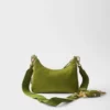 Τσάντα Prada Re-Edition 2005 από Re-Nylon και δέρμα Saffiano με διακοσμητικό στοιχείο Τσάντα Prada Re-Edition 2005 από Re-Nylon και δέρμα Saffiano με διακοσμητικό στοιχείο