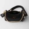Τσάντα Prada Re-Edition 2005 από Re-Nylon και δέρμα Saffiano με διακοσμητικό στοιχείο Τσάντα Prada Re-Edition 2005 από Re-Nylon και δέρμα Saffiano με διακοσμητικό στοιχείο