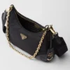 Τσάντα Prada Re-Edition 2005 από Re-Nylon και δέρμα Saffiano με διακοσμητικό στοιχείο Τσάντα Prada Re-Edition 2005 από Re-Nylon και δέρμα Saffiano με διακοσμητικό στοιχείο