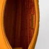 Τσάντα Prada Re-Edition 2005 από Re-Nylon και δέρμα Saffiano με διακοσμητικό στοιχείο Τσάντα Prada Re-Edition 2005 από Re-Nylon και δέρμα Saffiano με διακοσμητικό στοιχείο