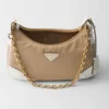 Τσάντα Prada Re-Edition 2005 από Re-Nylon και δέρμα Saffiano με διακοσμητικό στοιχείο Τσάντα Prada Re-Edition 2005 από Re-Nylon και δέρμα Saffiano με διακοσμητικό στοιχείο