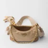 Τσάντα Prada Re-Edition 2005 από Re-Nylon και δέρμα Saffiano με διακοσμητικό στοιχείο Τσάντα Prada Re-Edition 2005 από Re-Nylon και δέρμα Saffiano με διακοσμητικό στοιχείο