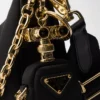 Τσάντα Prada Re-Edition 2005 από Re-Nylon και δέρμα Saffiano με διακοσμητικό στοιχείο Τσάντα Prada Re-Edition 2005 από Re-Nylon και δέρμα Saffiano με διακοσμητικό στοιχείο
