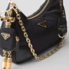 Τσάντα Prada Re-Edition 2005 από Re-Nylon και δέρμα Saffiano με διακοσμητικό στοιχείο Τσάντα Prada Re-Edition 2005 από Re-Nylon και δέρμα Saffiano με διακοσμητικό στοιχείο