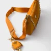 Τσάντα Prada Re-Edition 2005 από Re-Nylon και δέρμα Saffiano με διακοσμητικό στοιχείο Τσάντα Prada Re-Edition 2005 από Re-Nylon και δέρμα Saffiano με διακοσμητικό στοιχείο