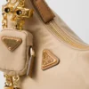 Τσάντα Prada Re-Edition 2005 από Re-Nylon και δέρμα Saffiano με διακοσμητικό στοιχείο Τσάντα Prada Re-Edition 2005 από Re-Nylon και δέρμα Saffiano με διακοσμητικό στοιχείο