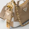 Τσάντα Prada Re-Edition 2005 από Re-Nylon και δέρμα Saffiano με διακοσμητικό στοιχείο Τσάντα Prada Re-Edition 2005 από Re-Nylon και δέρμα Saffiano με διακοσμητικό στοιχείο