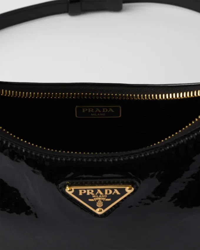 Τσάντα Prada Re-Edition Mini Naplak από λουστρίνι Τσάντα Prada Re-Edition Mini Naplak από λουστρίνι