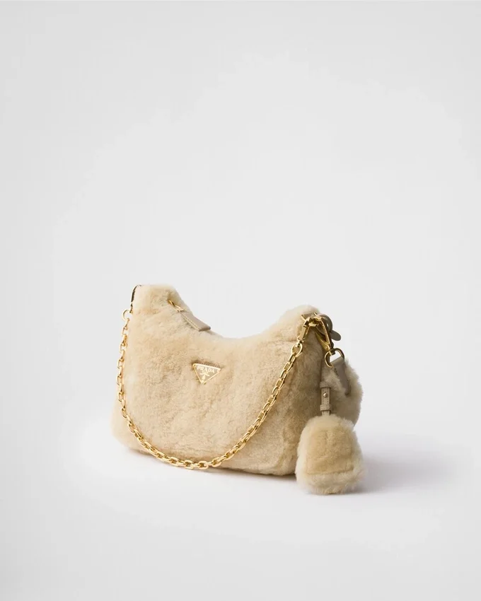 Τσάντα Prada Re-Edition Mini Shearling Τσάντα Prada Re-Edition Mini Shearling