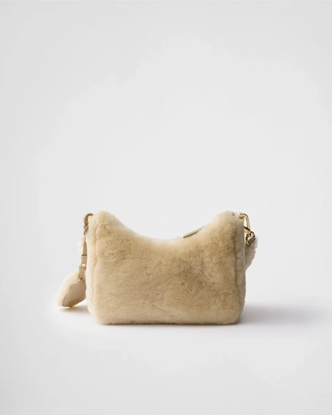 Τσάντα Prada Re-Edition Mini Shearling Τσάντα Prada Re-Edition Mini Shearling