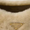 Τσάντα Prada Re-Edition Mini Shearling Τσάντα Prada Re-Edition Mini Shearling