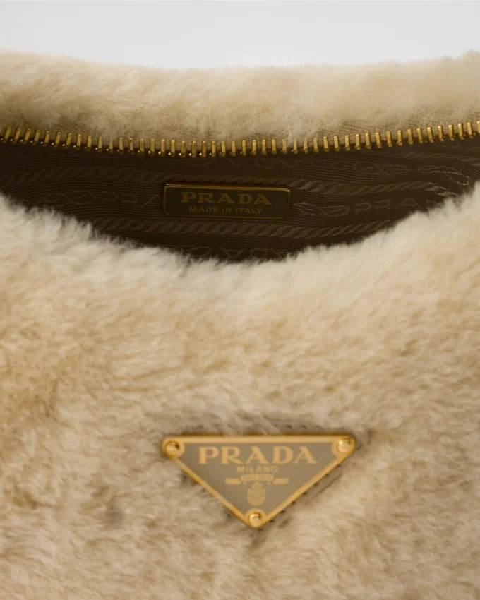 Τσάντα Prada Re-Edition Mini Shearling Τσάντα Prada Re-Edition Mini Shearling