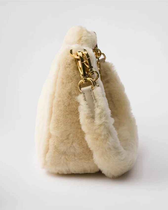 Τσάντα Prada Re-Edition Mini Shearling Τσάντα Prada Re-Edition Mini Shearling