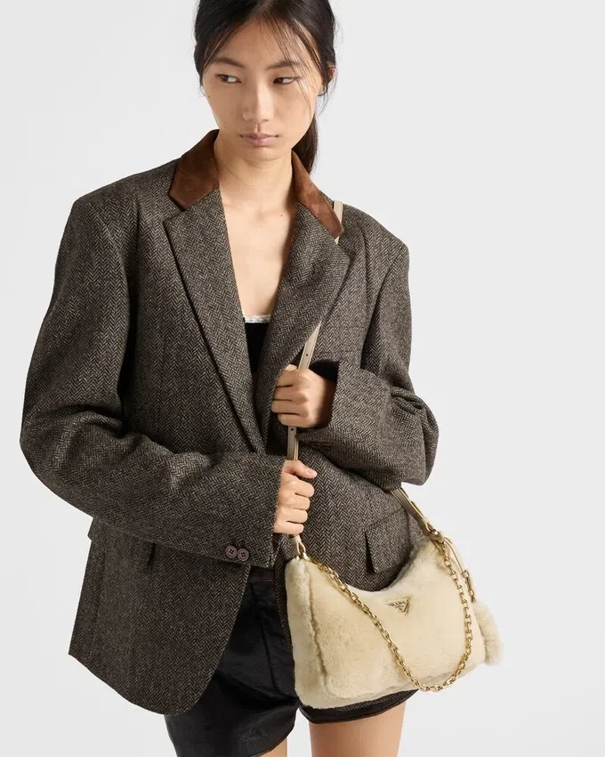 Τσάντα Prada Re-Edition Mini Shearling Τσάντα Prada Re-Edition Mini Shearling